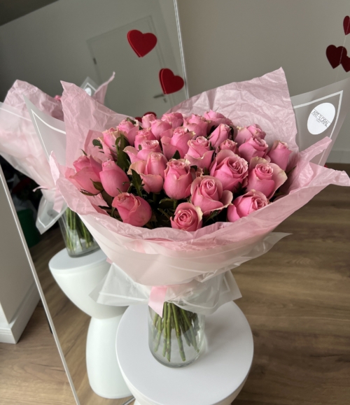 Strauß aus 30 frischen rosa Rosen als romantisches Geschenk