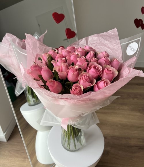 Strauß aus 30 frischen rosa Rosen als romantisches Geschenk