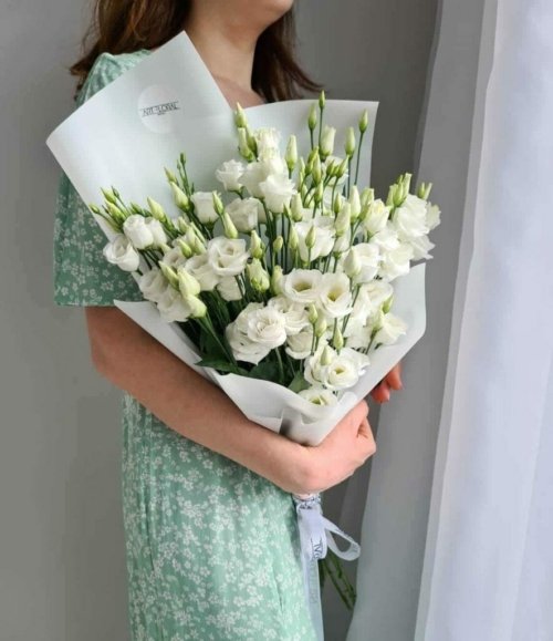 Moderner Strauß aus weißem Lisianthus