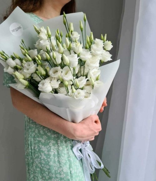 Romantischer Blumenstrauß mit weißem Lisianthus