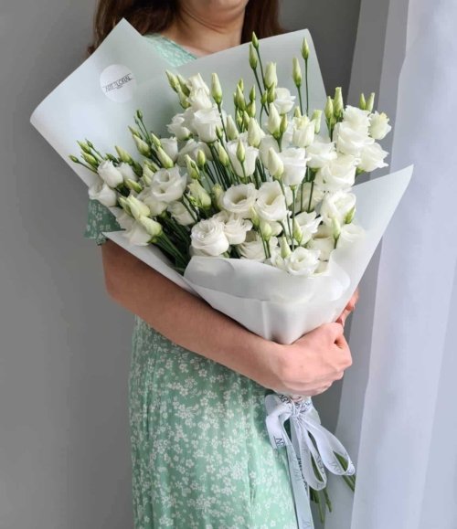 Zarter Strauß mit weißen Lisianthus-Blüten