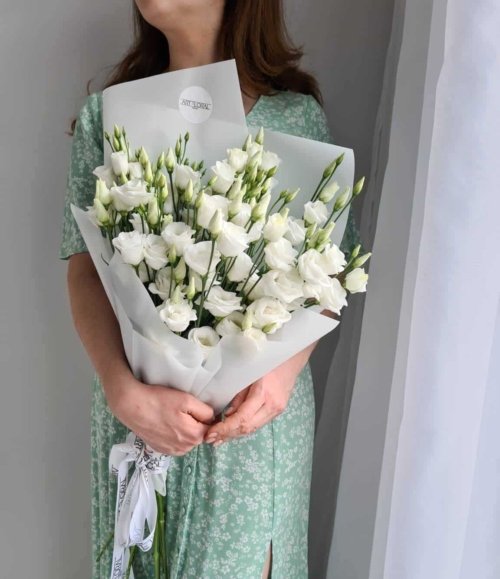 Bouquet aus frischem weißem Lisianthus