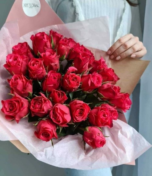 Blumenstrauß „Cherry Lady“ mit 30 kirschfarbenen Rosen in moderner Verpackung
