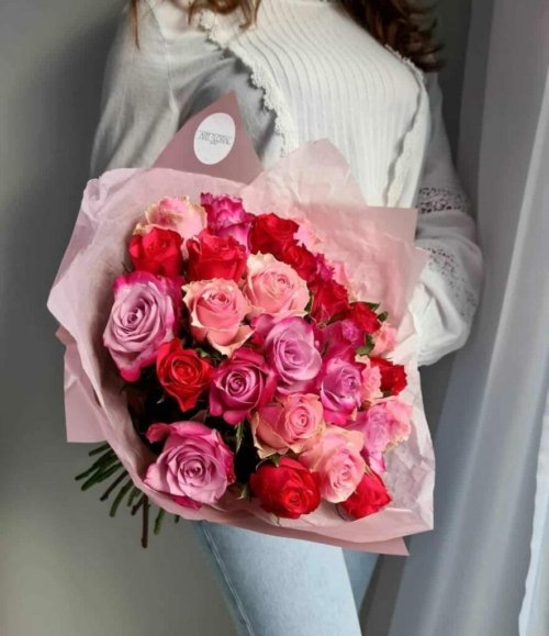 Detailaufnahme von Rosen in Rosa- und Beerentönen