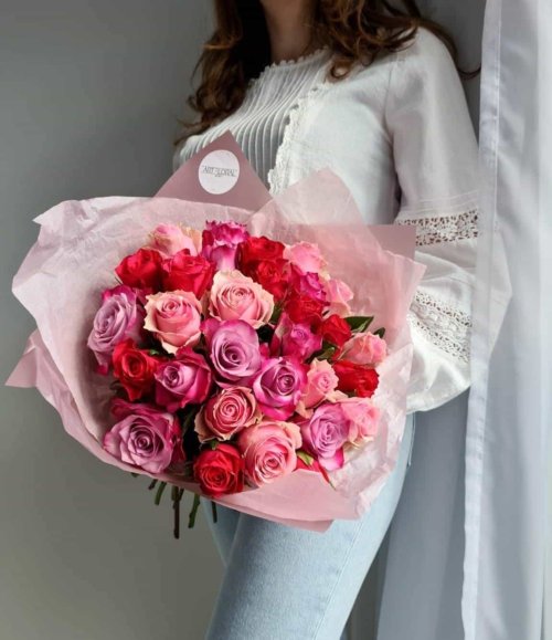 Elegantes Rosenbouquet in modernen Pink- und Lilatönen