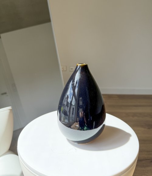 Vase „Jeanie“ aus handgefertigter Keramik in Dunkelblau