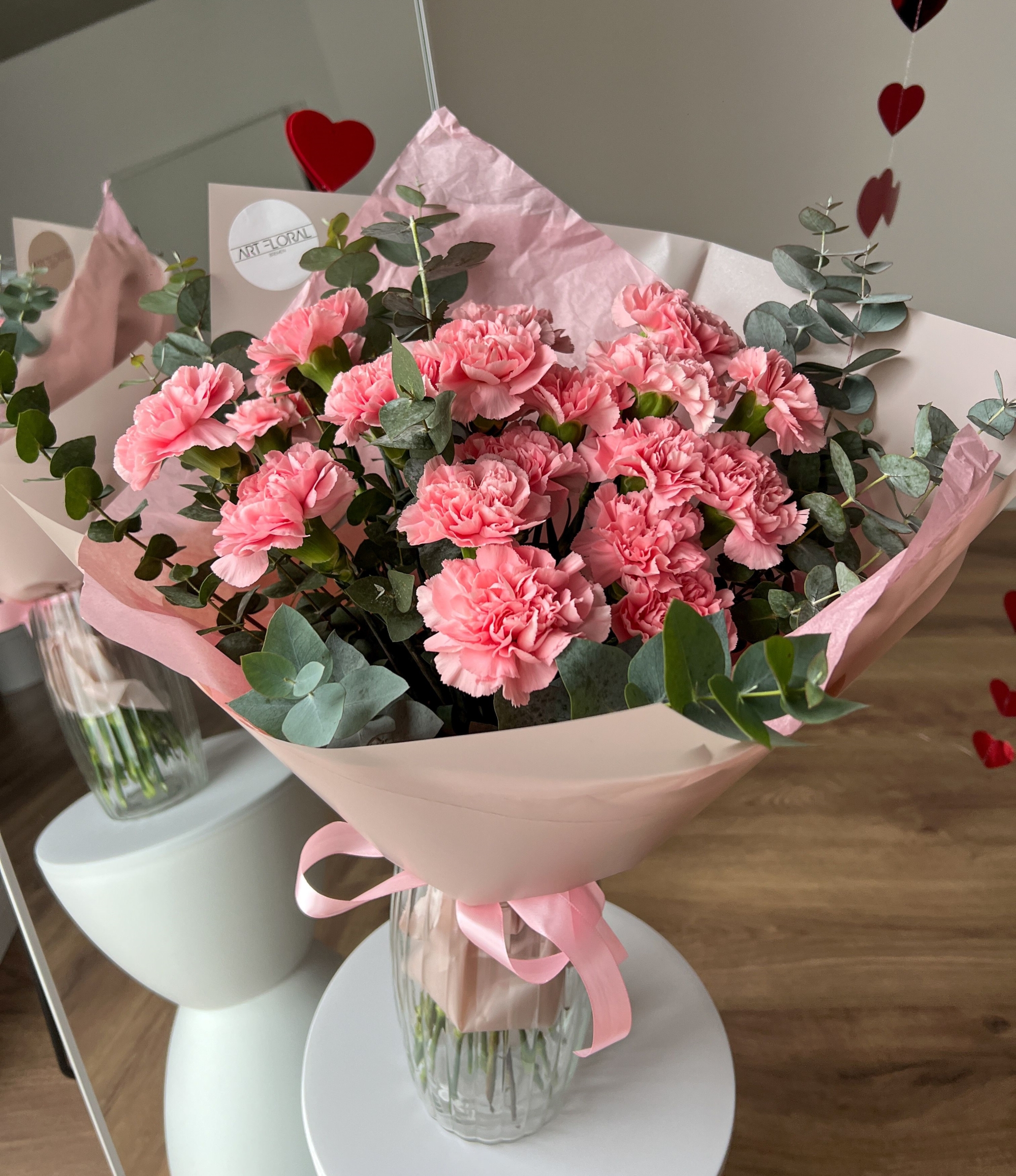 Blumenstrauß Unglaubliche Nelken mit rosa Nelken und Eukalyptus