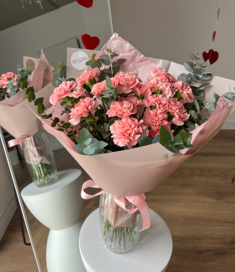 Nelkenstrauß mit rosa Nelken und Eukalyptus