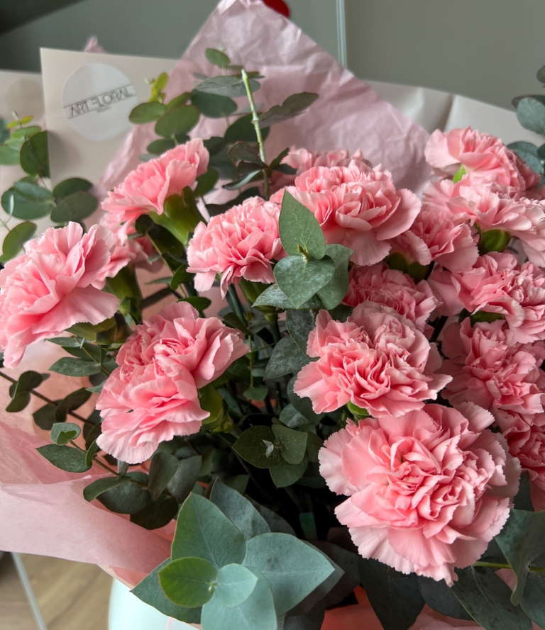 Blumenstrauß Unglaubliche Nelken in Rosa mit Eukalyptus