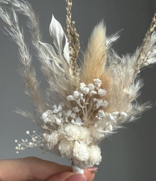 Ansteckblume für den Bräutigam in Weiß und Beige