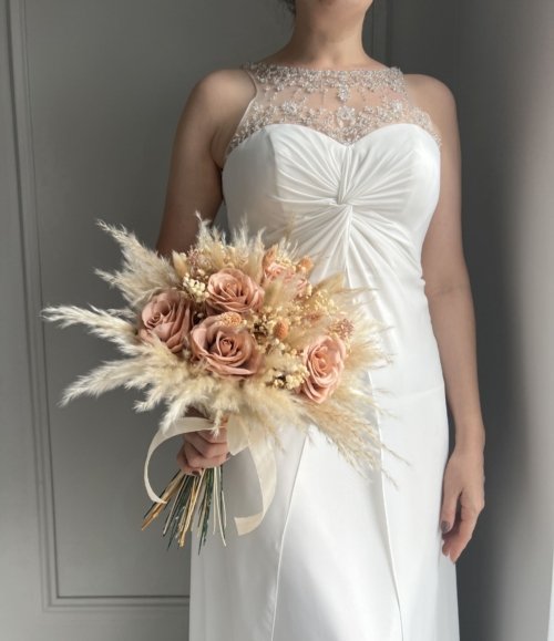 Boho Hochzeitsstrauß mit Pampasgras und Rosen
