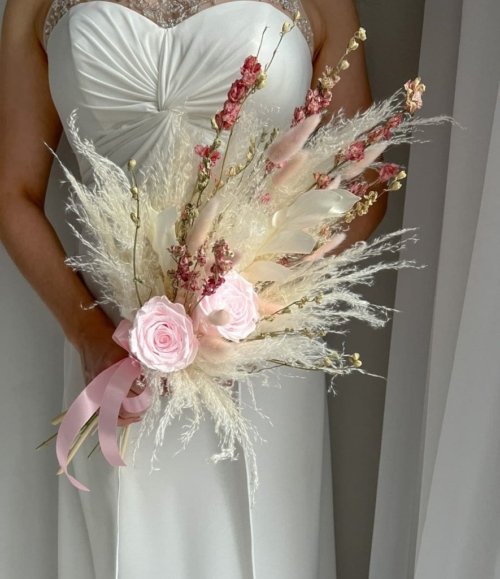 Länglicher Boho Hochzeitsstrauß „Engel“ mit rosa Rosen