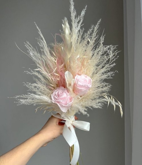 Eleganter Natur Brautstrauß in Rosa und Weiß
