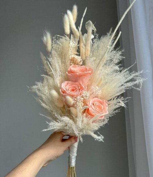 Boho Brautstrauß in Pfirsich und Weiß