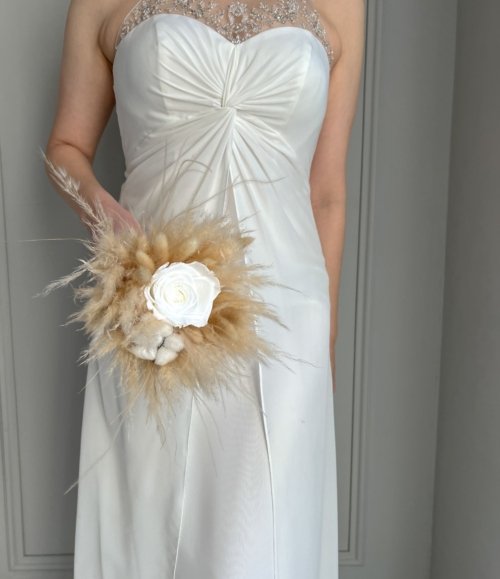 Minimalistischer Boho Brautstrauß in Beige und Weiß
