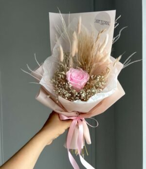 Trockenblumenstrauß mit konservierter Rose in Rosa und Naturfarben