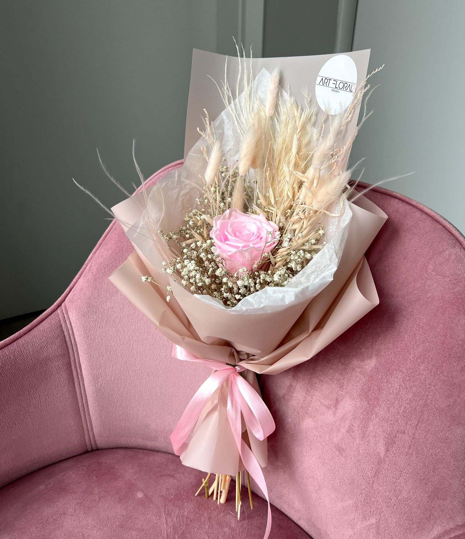 Trockenblumenstrauß mit konservierter Rose in Rosa und Naturfarben