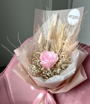 Natürlicher Trockenblumenstrauß mit Rose in Rosa und Cremefarben