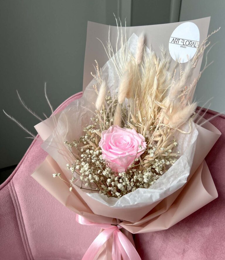 Natürlicher Trockenblumenstrauß mit Rose in Rosa und Cremefarben