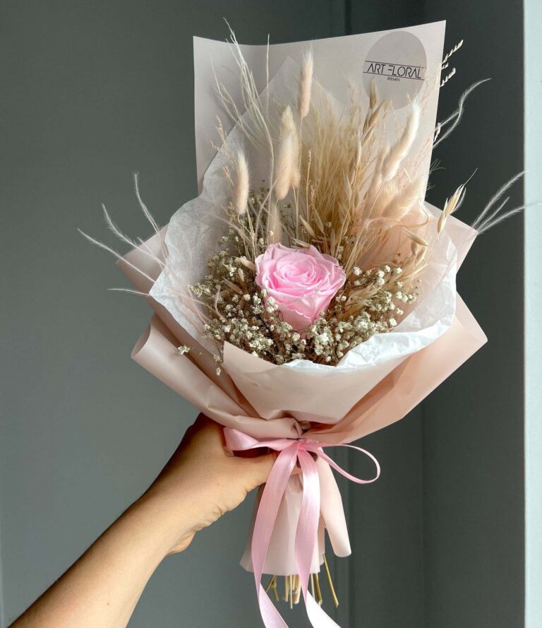Dekorativer Trockenblumenstrauß mit Rose in Rosa und sanften Naturtönen