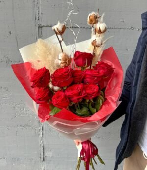 Winterstrauss_mit_roten_Rosen_und_Baumwolle_2.1