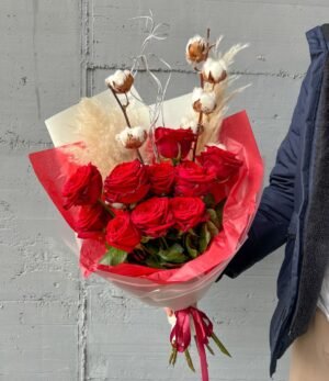 Winterstrauss_mit_roten_Rosen_und_Baumwolle_2.3