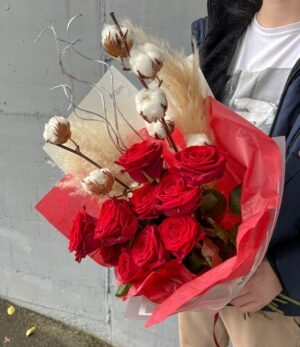 Winterstrauss_mit_roten_Rosen_und_Baumwolle_2.4