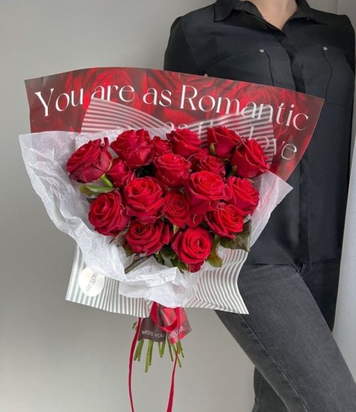 Blumenstrauß aus roten Rosen in moderner rot-weißer Verpackung