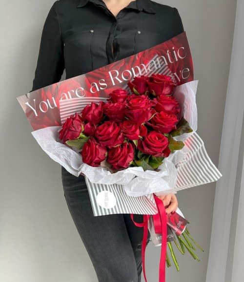 Detailaufnahme von großblütigen roten Rosen im Arrangement