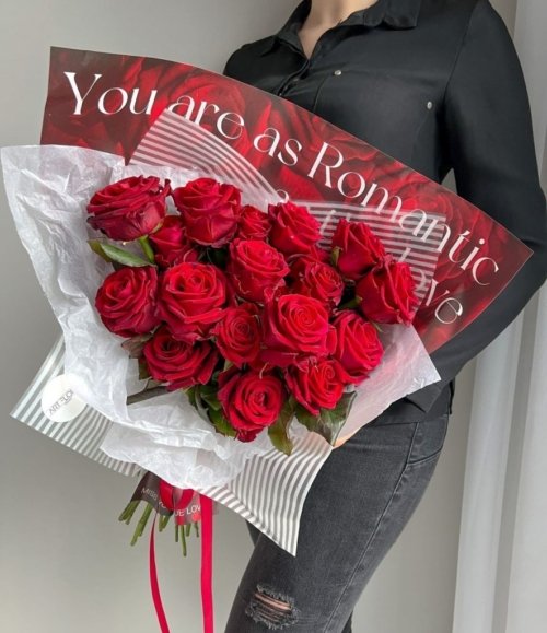 Elegante rote Rosen mit Seidenpapier und Designfolie