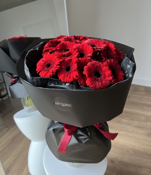 Moderner Blumenstrauß in Rot und Schwarz