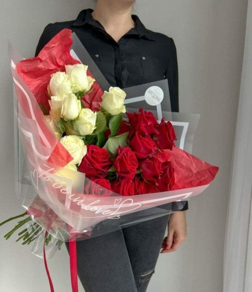 Blumenstrauß „To be in love“ mit roten und weißen Rosen