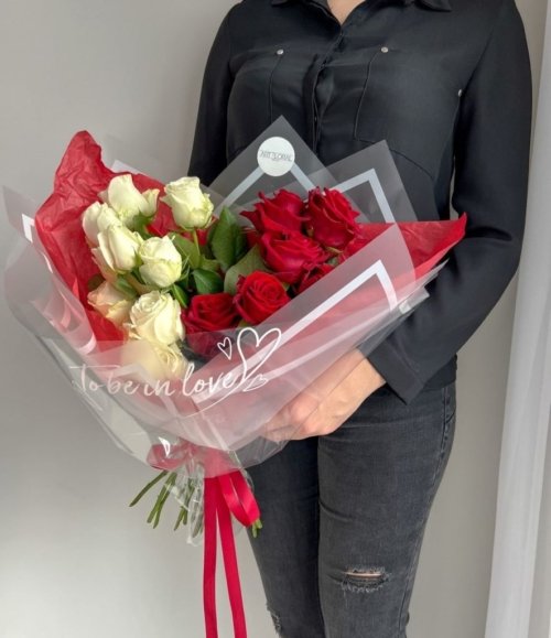 Frische rote und weiße Rosen in Designverpackung
