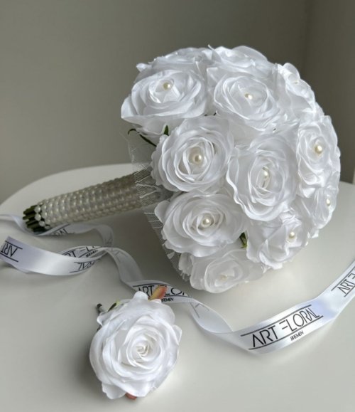 Eleganter Brautstrauß mit Perlengriff und Boutonniere