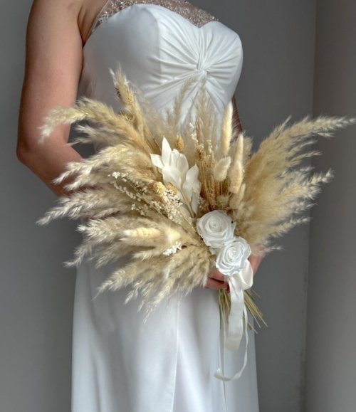 Hochzeitsstrauß in Weiß und Beige mit Lagurus und Phalaris