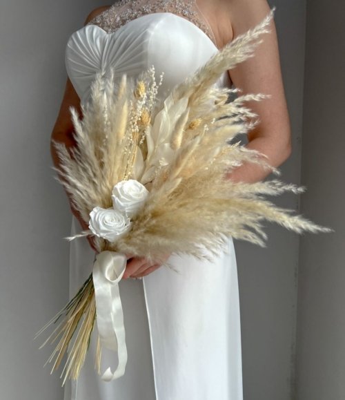 Trockenblumen Brautstrauß Vanille mit weißen Rosen und Pampasgras