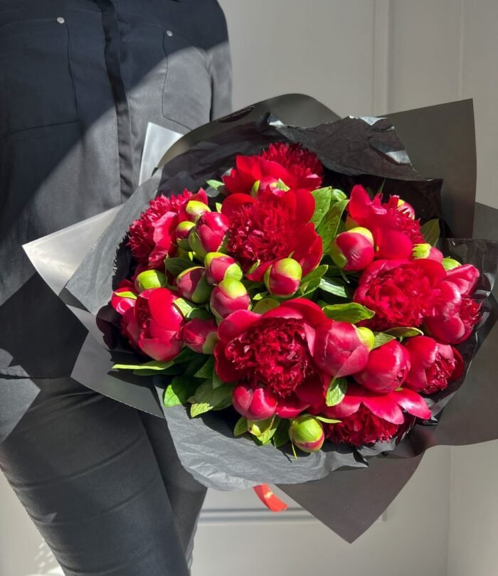 Blumenstrauß_Dunkelrote_Pfingstrosen_1