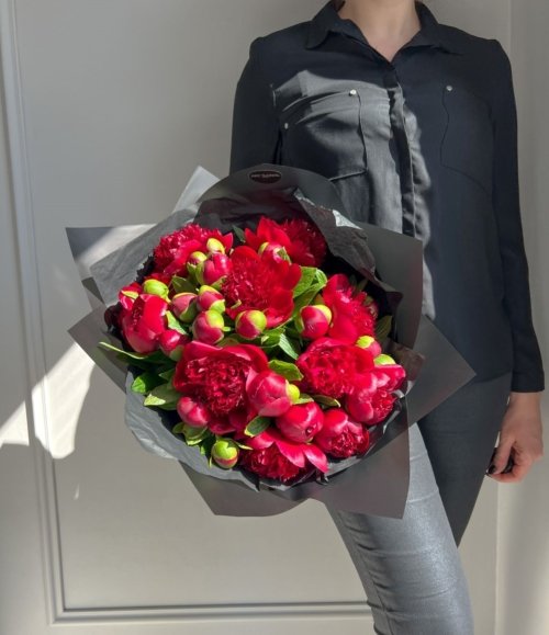 Moderner Blumenstrauß mit Pfingstrosen in tiefem Rotton