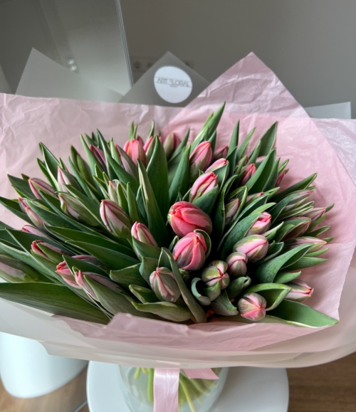 Frische hellrosa Tulpen im eleganten Bouquet