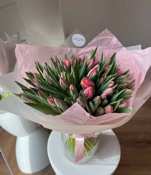 Romantischer Strauß mit rosa Tulpen in heller Verpackung