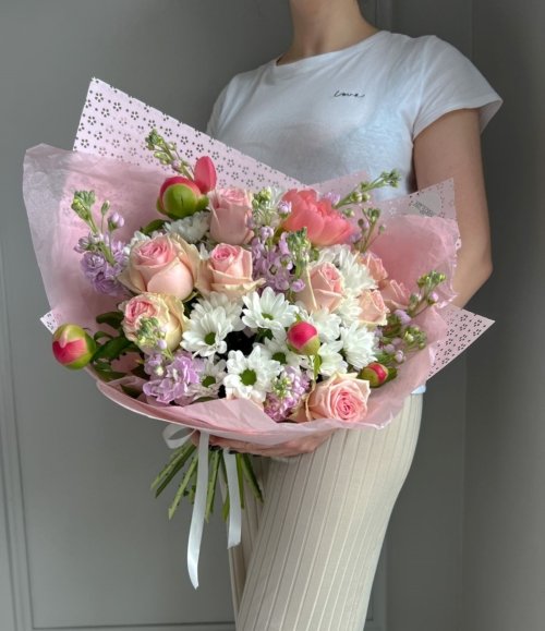 Detailaufnahme von rosa Rosen im mehrfarbigen Blumenarrangement