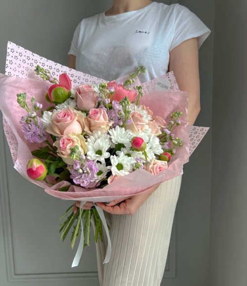 Weiße Chrysanthemen in einer harmonischen floralen Komposition