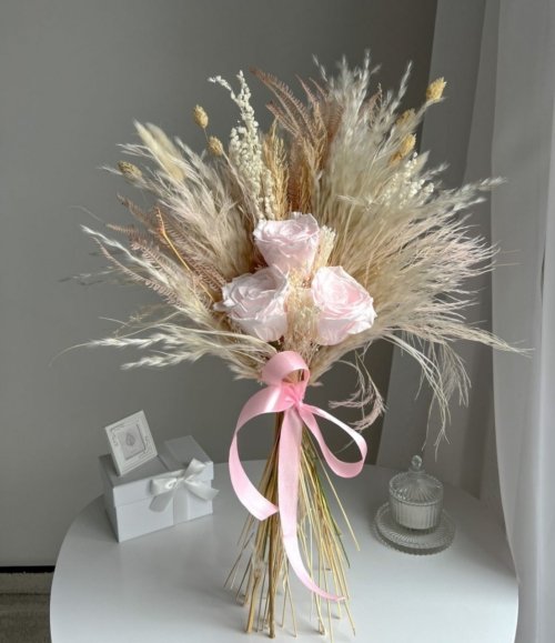 Trockenblumenstrauß Rosa Blütenblatt mit drei konservierten rosa Infinity Rosen und Pampasgras