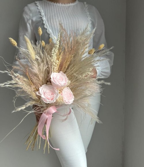 Romantischer Trockenblumenstrauß mit rosa konservierten Rosen und Lagurus