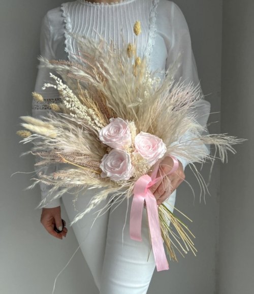Langlebiger Trockenblumenstrauß in Rosa und Naturfarben mit Infinity Rosen