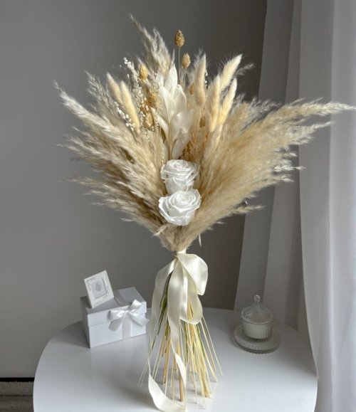 Trockenblumenstrauß Vanille mit weißen Infinity Rosen und Pampasgras