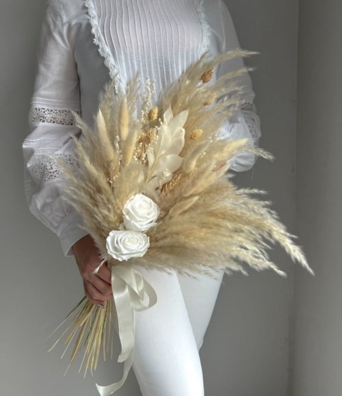 Elegantes Arrangement mit konservierten weißen Rosen und Trockenblumen