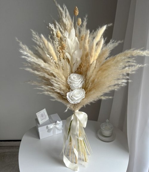 Langlebige Blumendekoration mit weißen Rosen und natürlichen Trockenblumen