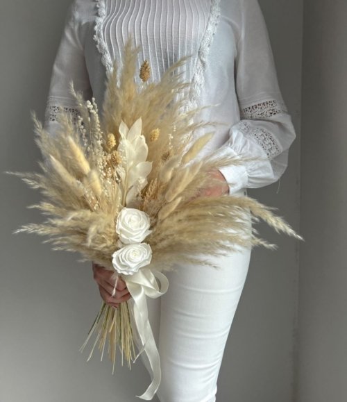 Handgefertigter Blumenstrauß in Weiß und Beige mit Pampasgras