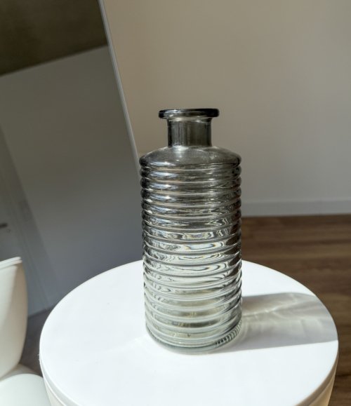 Blumenvase „Linie“ aus grauem Glas mit schmalem Hals